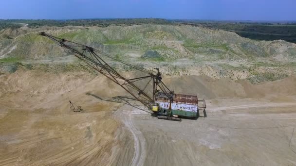 Voler dans la carrière d'une excavatrice 