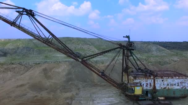 Voler dans la carrière d'une excavatrice 