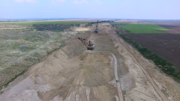 Volar en la carrera de una excavadora — Vídeo de stock