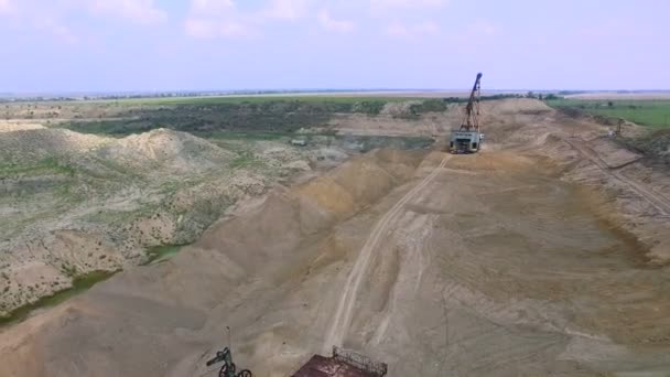 Voler dans la carrière d'une excavatrice 