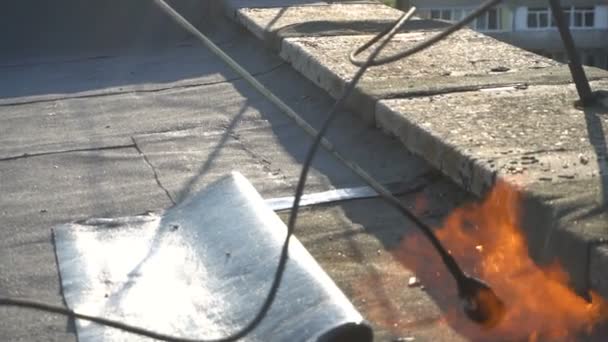 Roofer melts the bitumen — Stock Video