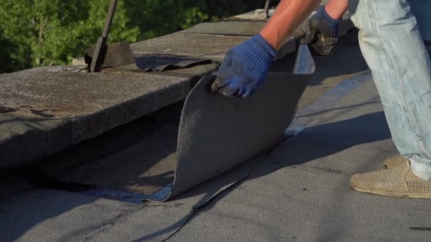 Roofer derrite el betún — Vídeos de Stock