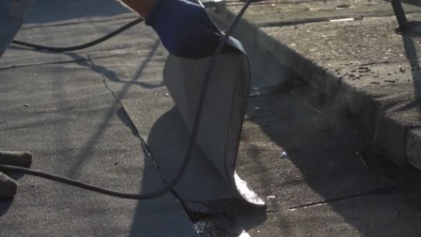 Dekarz topi się asfalt — Wideo stockowe
