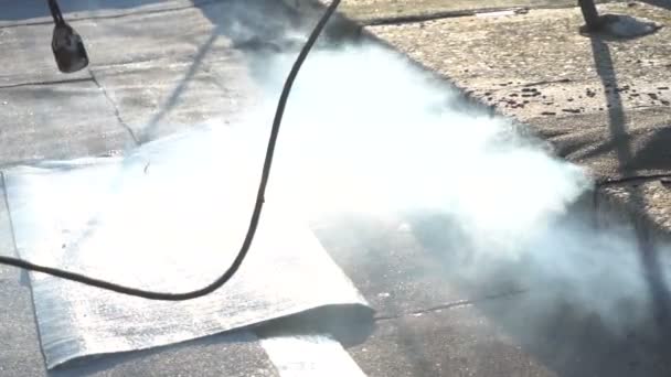 Dekarz topi się asfalt — Wideo stockowe
