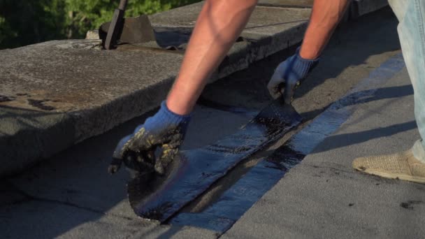 Roofer melts the bitumen — Stock Video