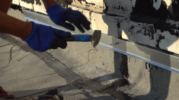 Trabalhadores reparar o telhado da casa — Vídeo de Stock