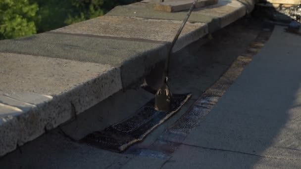 Workers repair the roof of the house — Stock Video