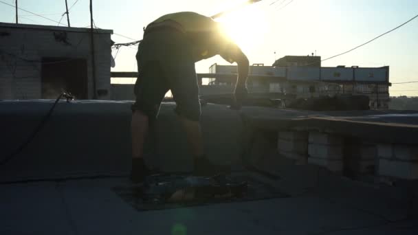 労働者は家の屋根を修理します。 — ストック動画