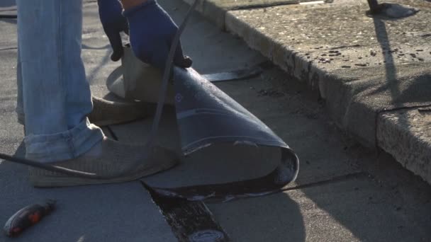 Asfalt çatı tamircisi erir — Stok video