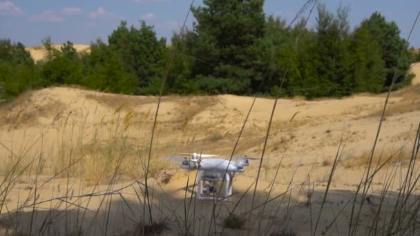 Quadrocopters startuje z piasku — Wideo stockowe