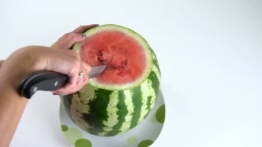 Kız bir karpuz keser