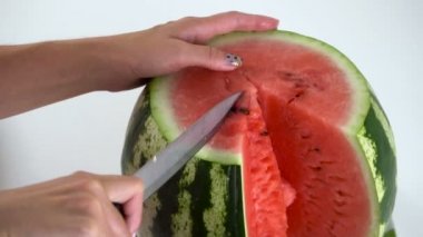 Kız bir karpuz keser