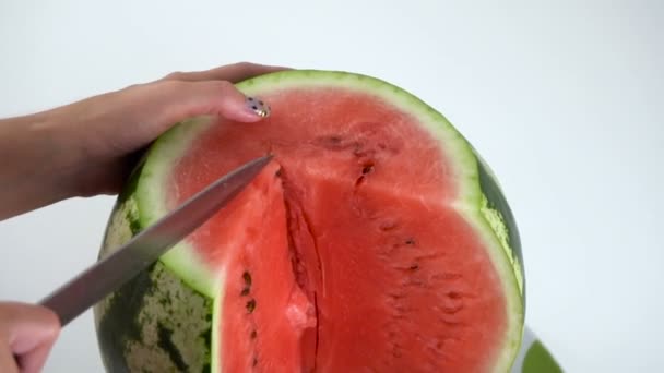 Girl cuts a watermelon — Stock Video