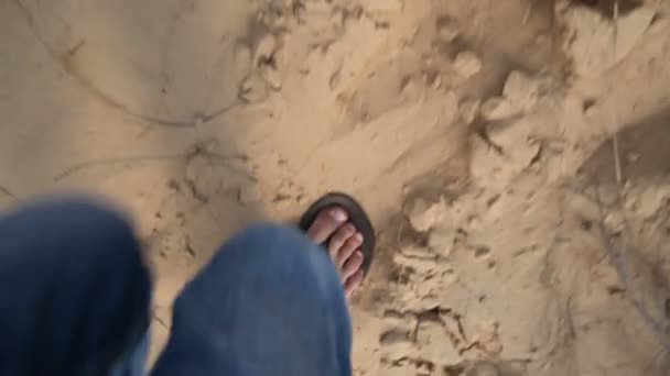 Um homem caminha pelo deserto — Vídeo de Stock