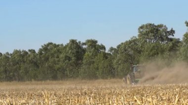 Bir harrow alanını traktör