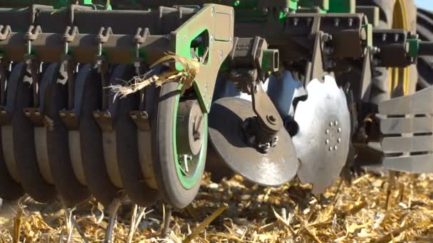 De disc harrow in het werk — Stockvideo