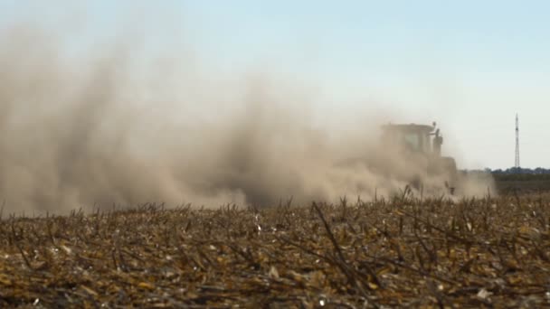 Трактор в поле с бороной — стоковое видео