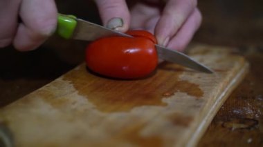Yaşlı fakir bir kadın bir domatesi bıçakla keser. Yavaş çekim