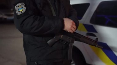 Makineli tüfekli bir polis.