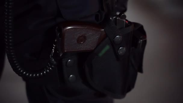 警察枪套里的手枪 — 图库视频影像
