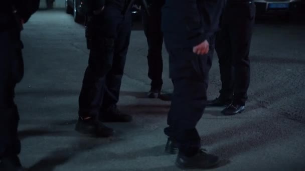 अंधेरे में पुलिस अधिकारियों — स्टॉक वीडियो