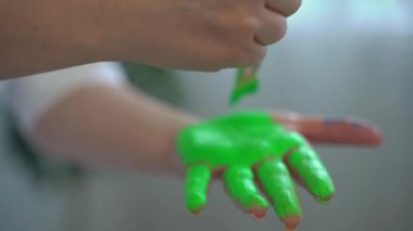 Kadın avuç içini boyuyor.