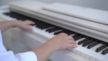 Elektronik piyano çalan kadın