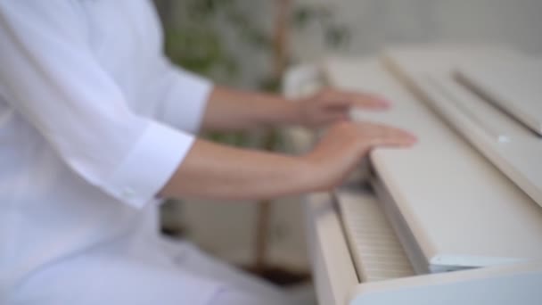 Žena hrající na elektronické piano — Stock video