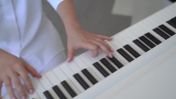 Mujer tocando el piano electrónico — Vídeo de stock