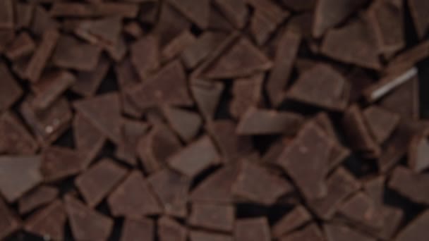 Explosão de pedaços de chocolate. Movimento lento 250fps — Vídeo de Stock