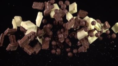 Çikolata parçaları patladı. Yavaş Hareket 500fps