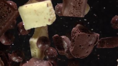 Çikolata parçaları patladı. Yavaş Hareket 1000Fps