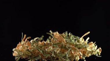 Siyah arkaplanda makarna patlaması 500 fps