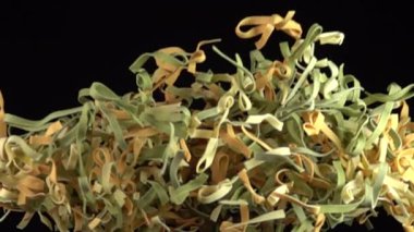 Siyah arkaplanda makarna patlaması 500 fps