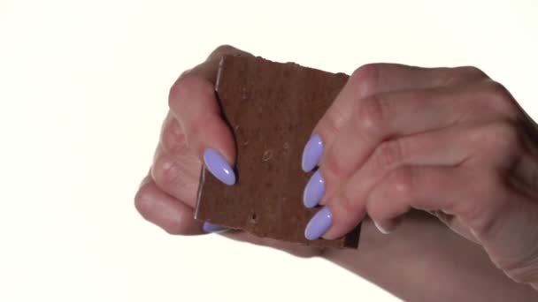 Törj el egy tábla csokoládét. Lassú mozgás 500fps — Stock videók