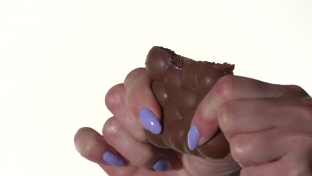 Rompe una barra de chocolate. Moción lenta 500fps — Vídeo de stock
