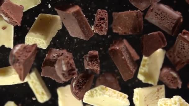 Chocoladestukjes ontploffen. Slow Motion 500fps — Stockvideo