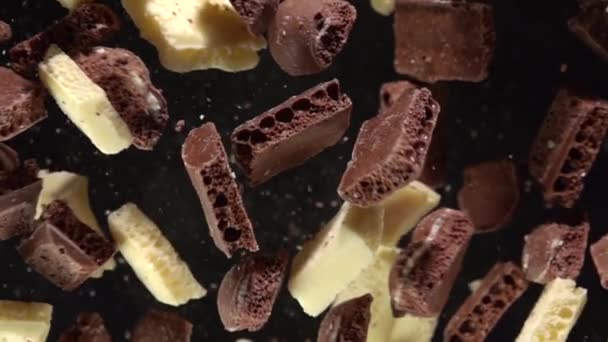 Esplosione di pezzi di cioccolato. Movimento lento 500fps — Video Stock