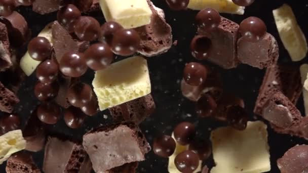 Esplosione di pezzi di cioccolato. Movimento lento 500fps — Video Stock