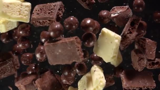 Schokoladenstücke explodieren. Zeitlupe 500fps — Stockvideo