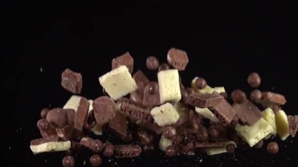 Explosión de trozos de chocolate. Moción lenta 500fps — Vídeo de stock