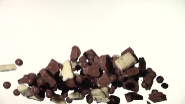 Výbuch čokoládových kousků. Pomalý pohyb 500fps — Stock video