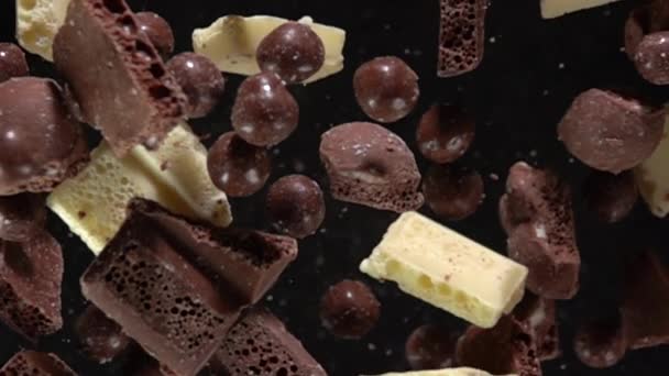 Explosão de pedaços de chocolate. Movimento lento 1000fps — Vídeo de Stock