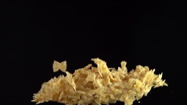 Pasta explosie op zwarte achtergrond 500fps — Stockvideo