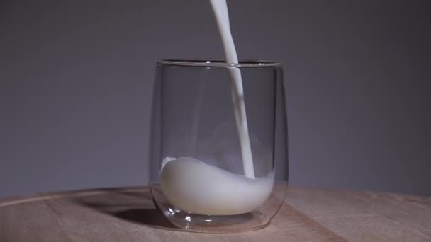 牛奶倒入杯子里.慢动作250fps — 图库视频影像