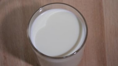 Çilekler süte dökülüyor. Yavaş çekim 250 fps