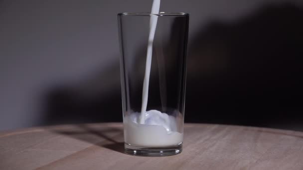 La leche se vierte en un vaso. Movimiento lento 250fps — Vídeo de stock