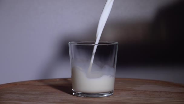 La leche se vierte en un vaso. Movimiento lento 250fps — Vídeos de Stock