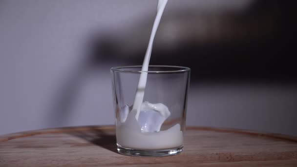 牛奶倒入杯子里.慢动作250fps — 图库视频影像