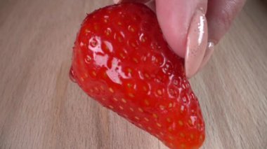 Bıçakla çilek kes. Yavaş çekim 100fps